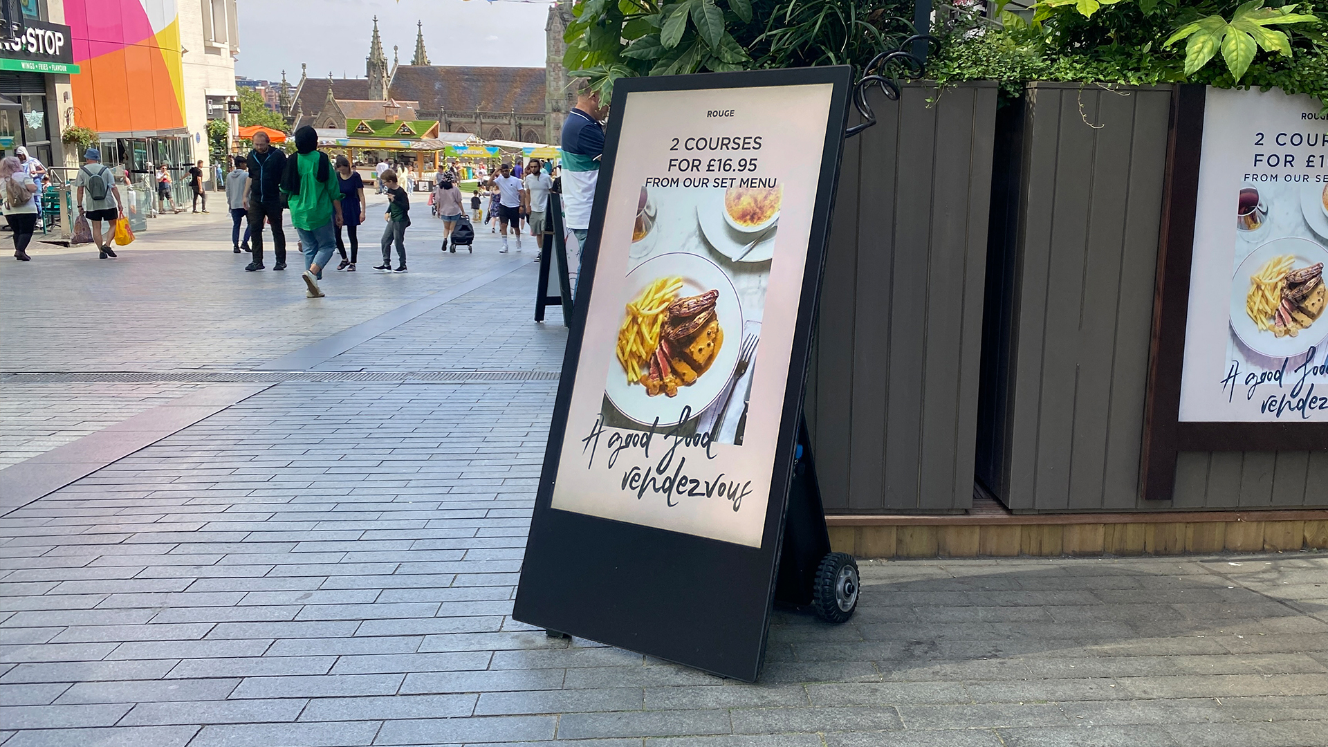 पोर्टेबल आउटडोर विज्ञापन डिस्प्ले: मोबाइल डिजिटल मार्केटिंग का भविष्य