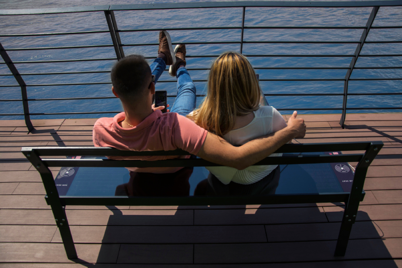 सौर सीटें: स्थायी स्मार्ट सुविधाएं जो शहरों के कोनों को रोशन करती हैं